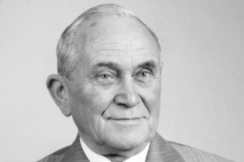 Porträt des Gründers der Wilhelm Schmidlin AG in historischem Schwarz-Weiss-Foto.