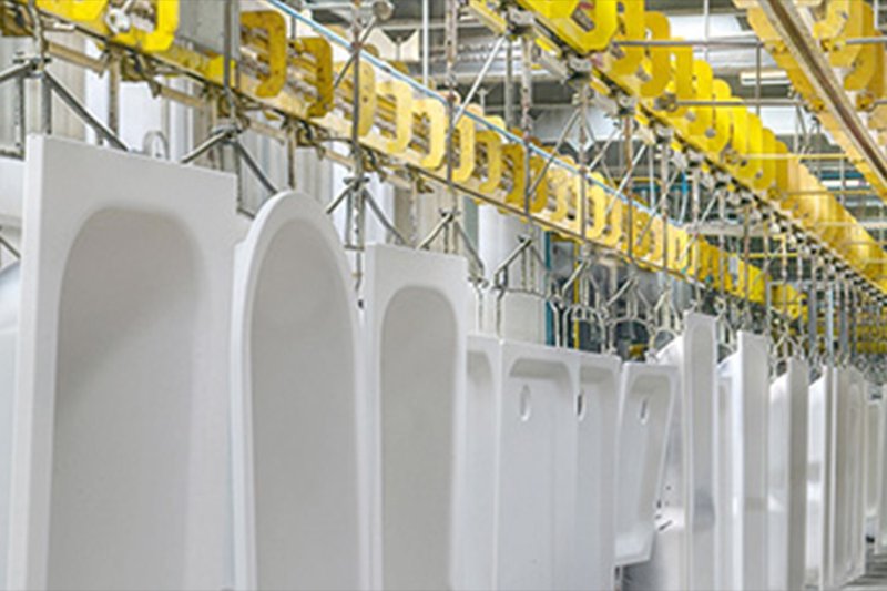 Badewannen in einer modernen Produktionsanlage an einer Hängeförderlinie.