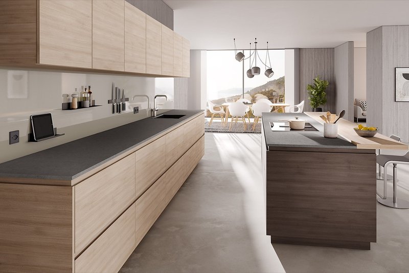 Moderne Küche mit magnetischer Schmidlin Küchenrückwand und integrierten Haltern für Küchenutensilien.