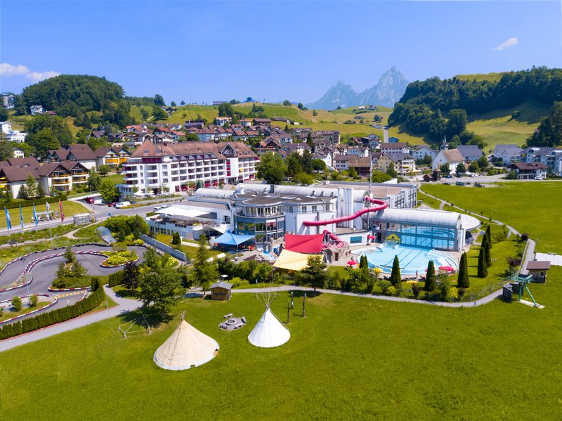 Swiss Holiday Park in Morschach mit Freizeit- und Badeanlage, umgeben von grüner Landschaft