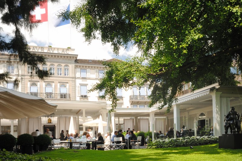 Hotel Baur au Lac in Zürich mit Garten, Terrasse und Gästen im Aussenbereich