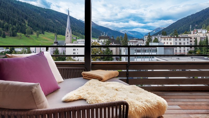 Terrasse des Morosani Schweizerhof in Davos mit Blick auf Berge und Dorf