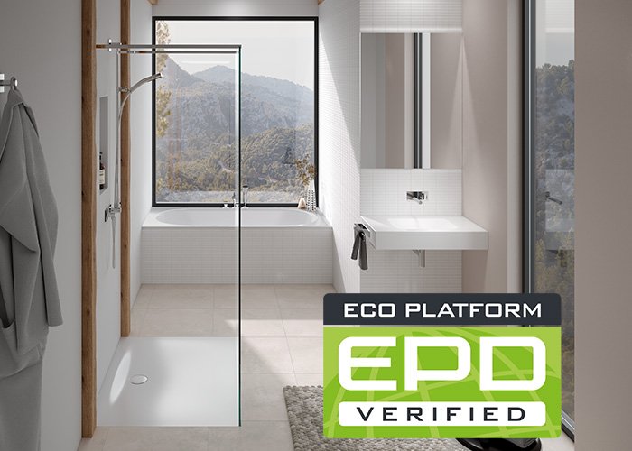 Modernes Badezimmer mit bodenebener Dusche, Badewanne und EPD-zertifizierter nachhaltiger Lösung
