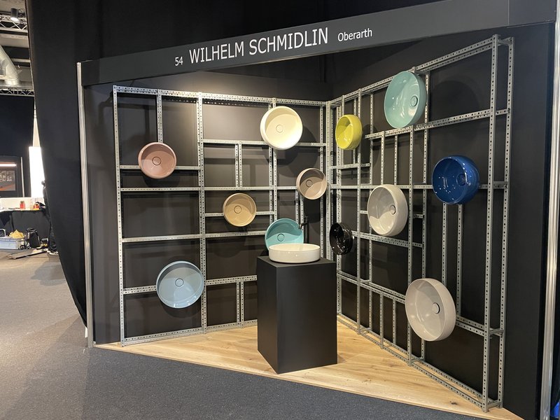Messestand der Wilhelm Schmidlin AG an der Architect@Work 2025 in Zürich mit den neuen Schalenbecken.