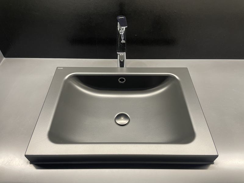 Edelstahl-Waschbecken mit moderner Armatur in minimalistischem Design