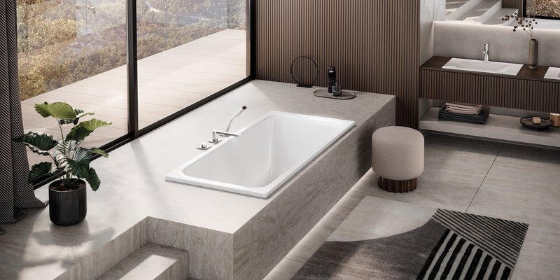 Modernes Badezimmer mit eingelassener Badewanne, grosser Fensterfront, Waschtisch und natürlichem Ausblick.