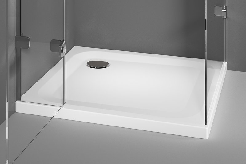 Superflache Duschwanne mit nahtlos emaillierter Schürze und Glasduschabtrennung in modernem Badezimmer