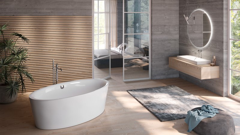 Modernes Badezimmer mit freistehender weißer Badewanne, Holzlamellenwand, schwebendem Waschtisch, rundem beleuchtetem Spiegel und großen Fenstern.
