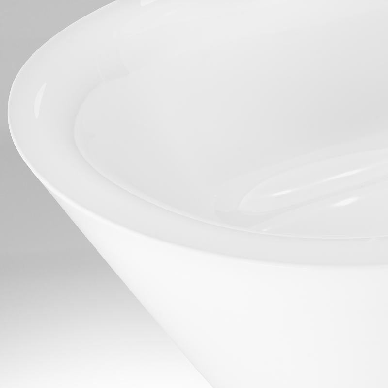 Detailansicht einer weißen Schmidlin Badewanne mit eleganter, geschwungener Form und glatter Oberfläche.