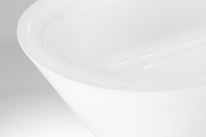Detailansicht einer weißen Schmidlin Badewanne mit eleganter, geschwungener Form und glatter Oberfläche.