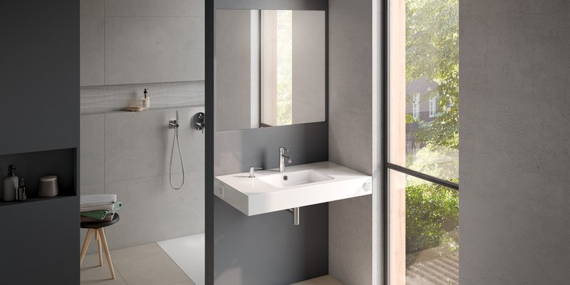 Schmidlin MERO Wandbecken mit integrierter Steckdose und Kosmetiktuchspender in modernem Badezimmer.