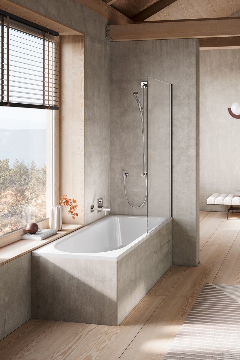 Badewanne OCEAN in modernem Badezimmer mit Fenster und Holzdetails.
