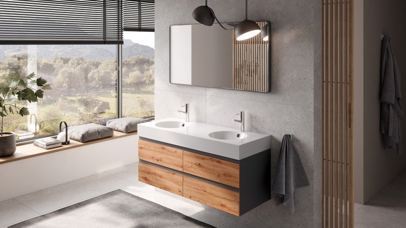 Modernes Badezimmer mit Doppelwaschtisch, Holzfronten, großem Spiegel, Betonoptik-Wänden und Panoramafenster mit Bergblick.