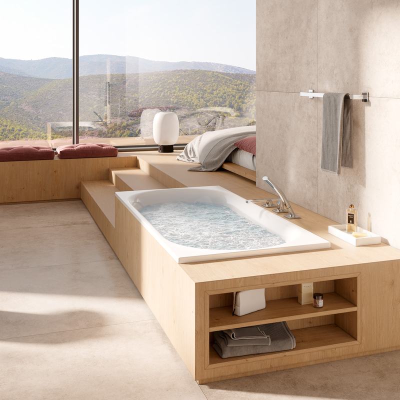 Modernes Badezimmer mit Schmidlin Riva Badewanne inklusive Whirlsystem, eingebaut in eine Holzumrandung, mit großer Fensterfront und hochwertiger, natürlicher Gestaltung.
