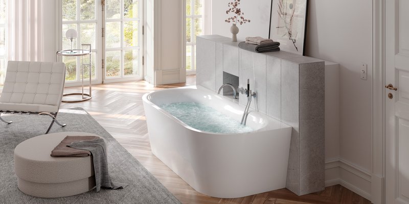 Schmidlin SELLA SHAPE FRONT Badewanne mit Whirlsystem in modernem, hellen Badezimmer.
