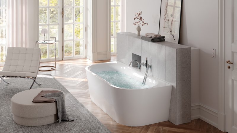 Schmidlin SELLA SHAPE FRONT Badewanne mit Whirlsystem in modernem, hellen Badezimmer.