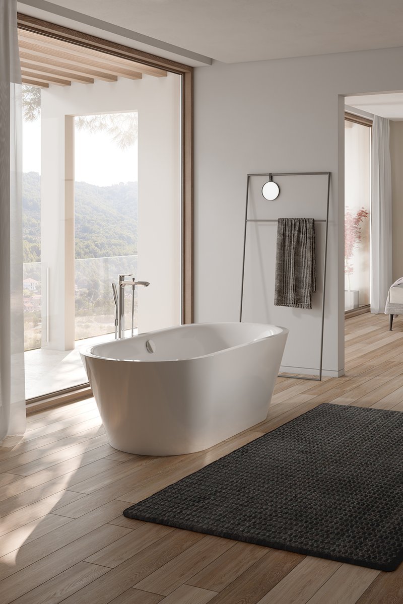 Freistehende Schmidlin Badewanne in heller, moderner Badarchitektur mit grosszügigem Fenster und natürlichem Lichteinfall