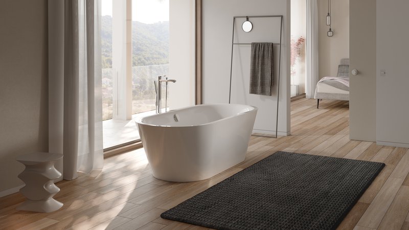 Freistehende Schmidlin Badewanne in heller, moderner Badarchitektur mit grosszügigem Fenster und natürlichem Lichteinfall