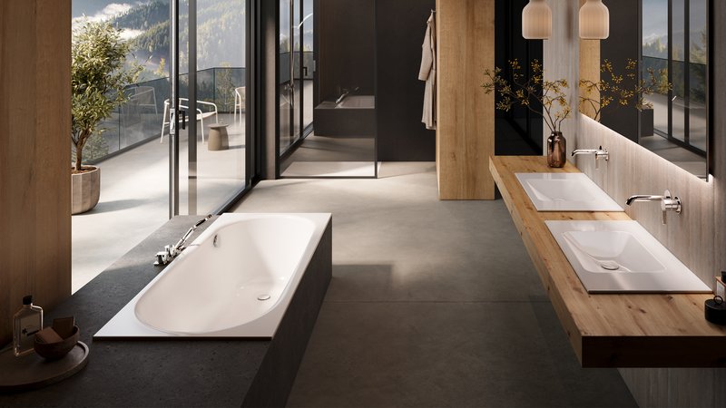 Bagno moderno con vasca da bagno Schmidlin SOLA e lavabo Schmidlin LOTUS come lavabo da incasso.