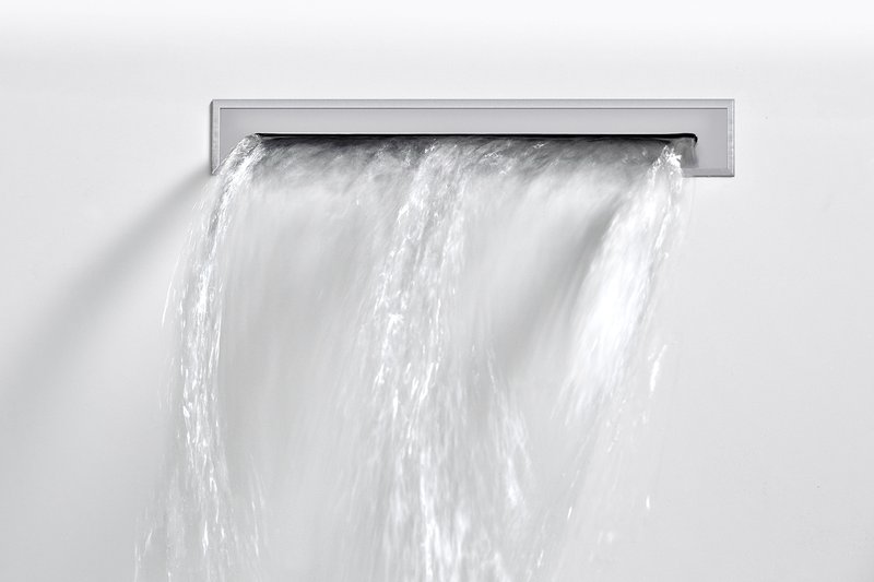 Moderner Wasserfall-Einlauf mit fliessendem Wasser aus Badewannenrand.