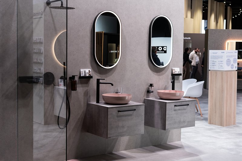 Modern gestaltetes Badezimmer mit Dusche, zwei Waschtischen und Spiegelschränken, präsentiert von den fünf Partnern des Schweizer Bads