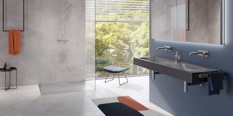 Modernes Badezimmer mit bodengleicher Dusche, Doppelwaschtisch, großem Fenster mit Lamellenstore und Blick ins Grüne.