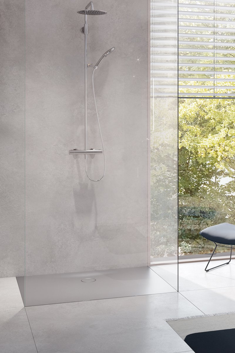 Bodengleiche Dusche mit Glasabtrennung, Regendusche und großem Fenster mit Blick ins Grüne.