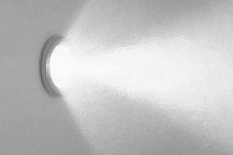Unterwasserscheinwerfer von Schmidlin für Whirlsysteme mit hellem, gleichmäßigem Lichtaustritt.