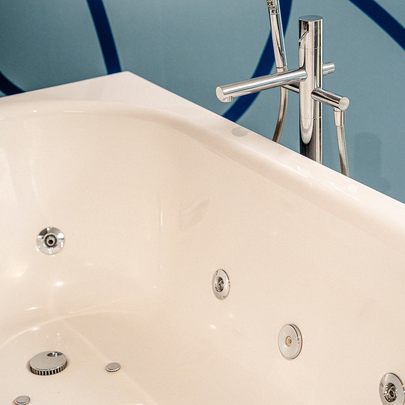 Detailaufnahme einer Schmidlin Badewanne mit Whirlsystem