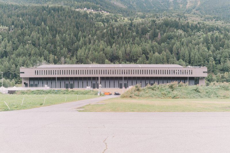 Gottardo Arena in Ambrì, moderne Sporthalle eingebettet in eine bewaldete Berglandschaft