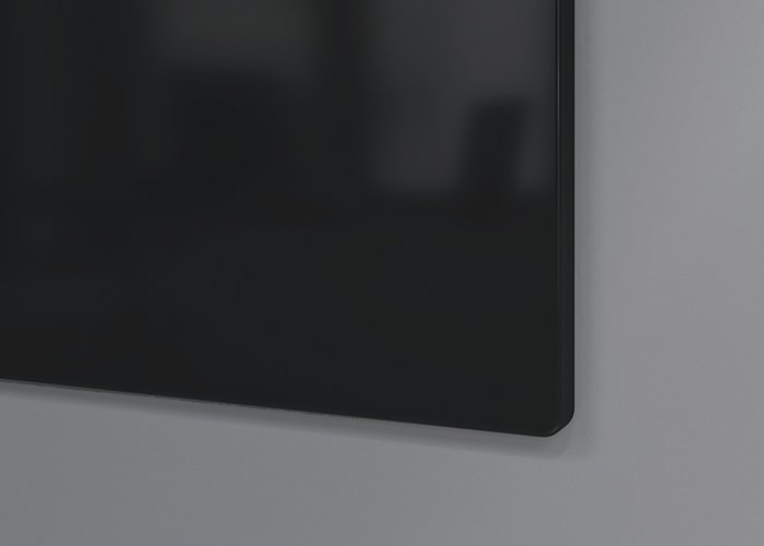 Dettaglio di una lavagna magnetica nera smaltata Schmidlin con superficie lucida e bordo definito