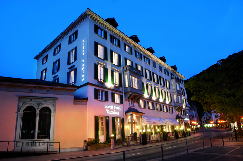 Sorell Hotel Tamina in Bad Ragaz am Abend, beleuchtete Fassade an der Strasse